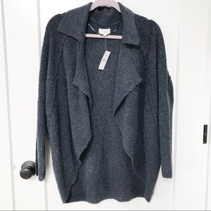 Super soft loft Lou £ Grey sweater.